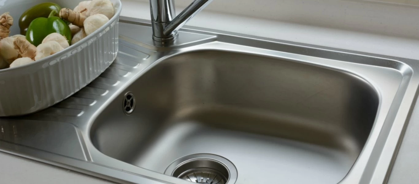 Δείτε πως να ξεβουλώσετε τον νεροχύτη με αγνά υλικά (βίντεο)